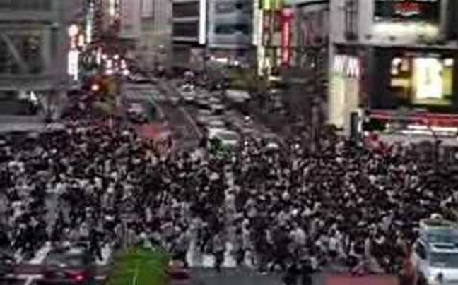 «Μελίσσια» ξεχύνονται στους δρόμους του Τόκιο