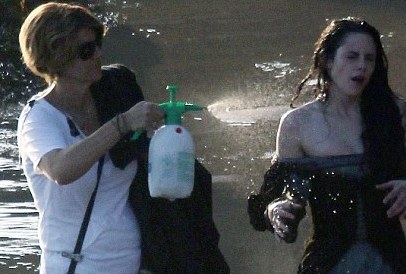 Γιατί «ψεκάζουν» την Kristen Stewart;