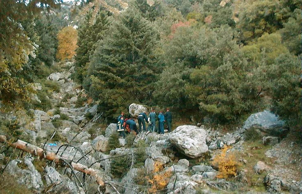 Νεκρός κυνηγός από πτώση αυτοκινήτου σε χαράδρα