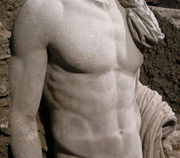 Στο φως μαρμάρινο άγαλμα στη Μικρή Επίδαυρο