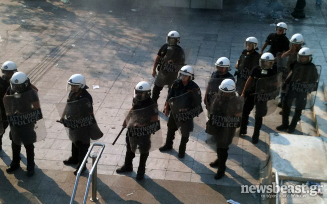 Σπάνε ό,τι βρουν στη Διονυσίου Αρεοπαγίτου