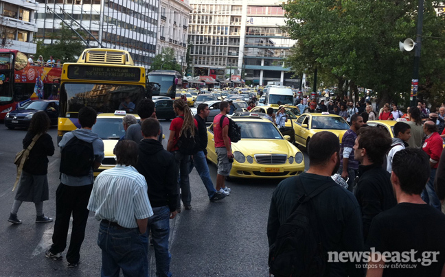 Τον έβγαλαν από το ταξί γιατί τους κοίταξε&#8230; περίεργα