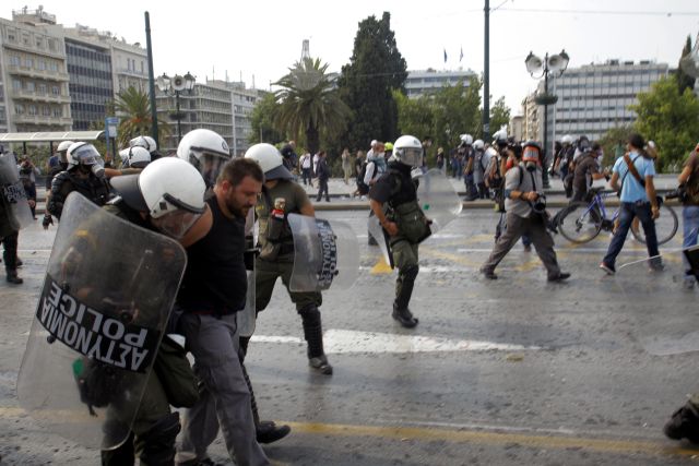 Απομακρύνθηκαν μέχρι και οι τσολιάδες από τη Βουλή!