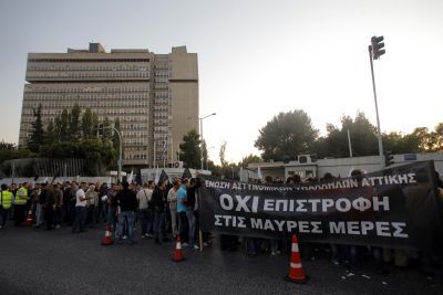 Αστυνομικοί αντιδρούν στις περικοπές των μισθών τους