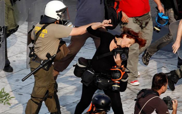 Ελεύθερος ο αστυνομικός για τον τραυματισμό της φωτογράφου
