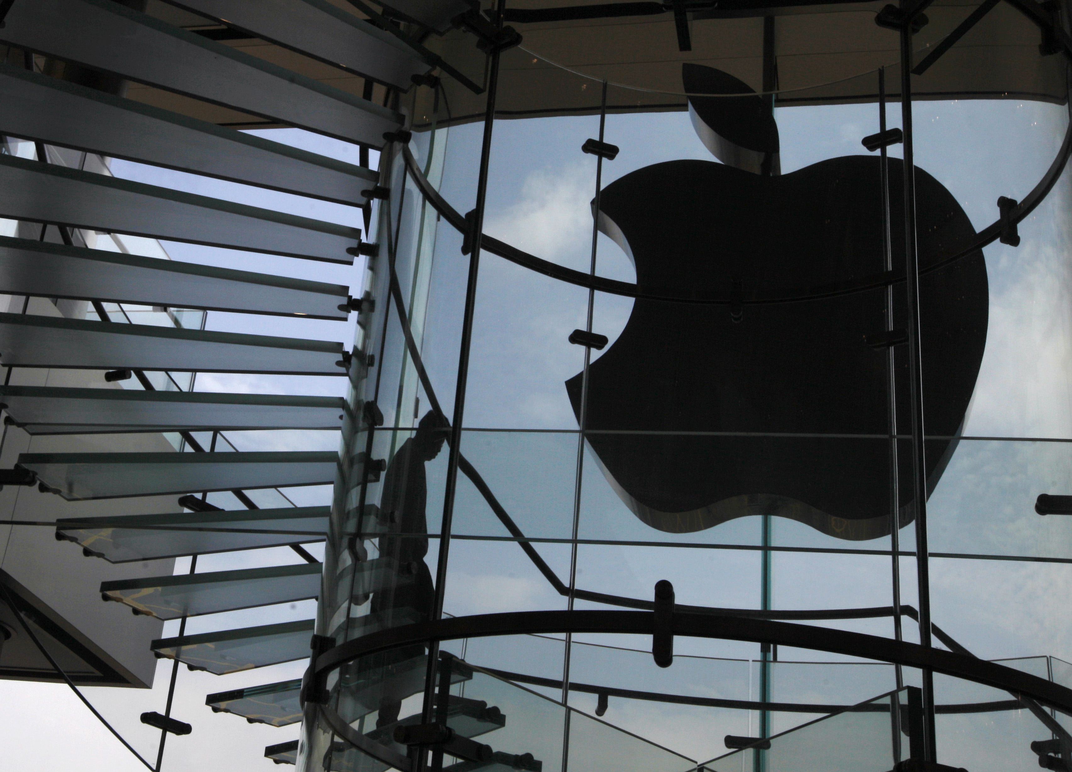 Λουλούδια και κεριά στη μνήμη του Jobs