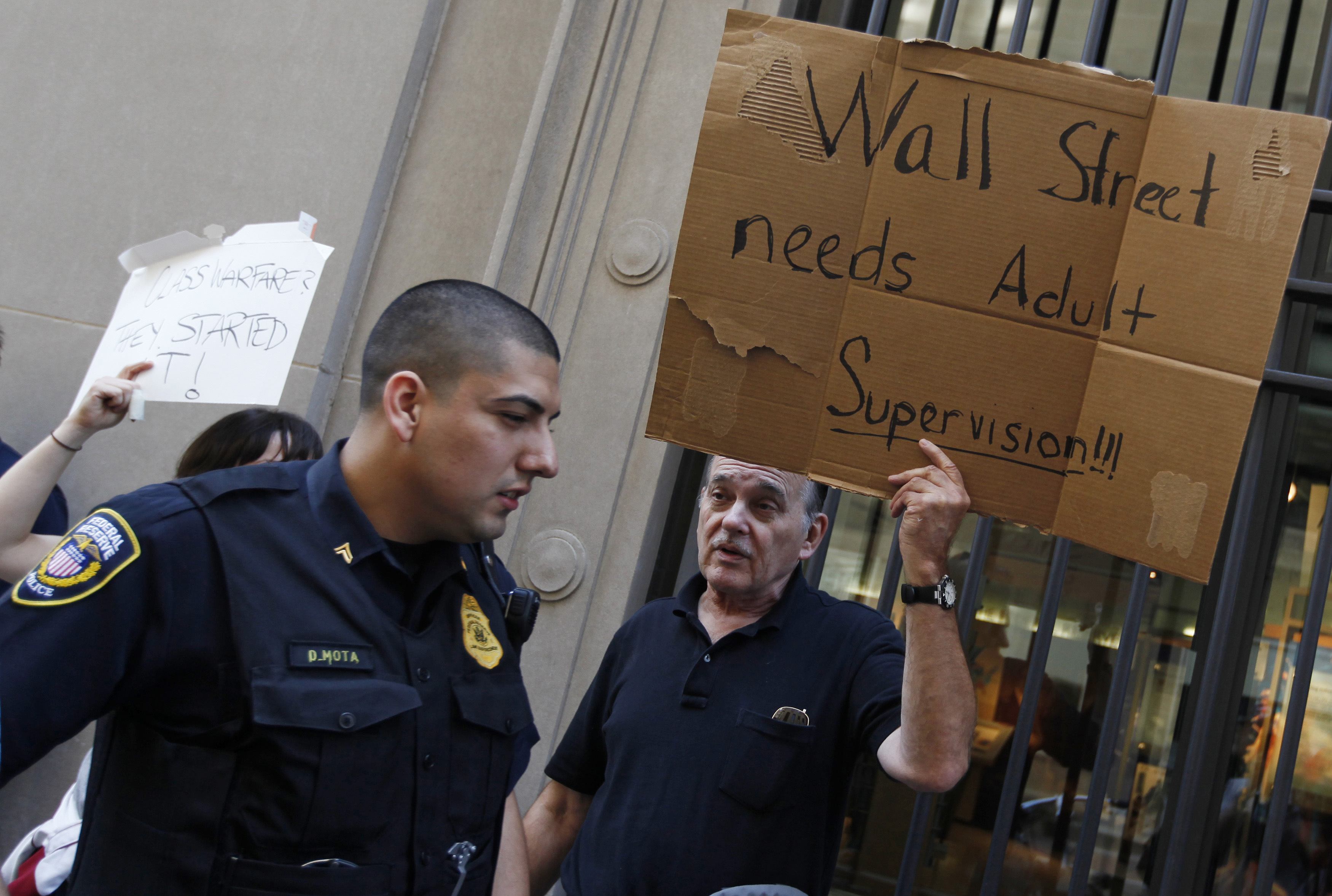 Σε σπίτια στελεχών… οι «Αγανακτισμένοι» της Wall Street