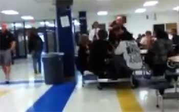 Αστυνομικός σηκώνει και πετά μαθητή σε τραπέζι