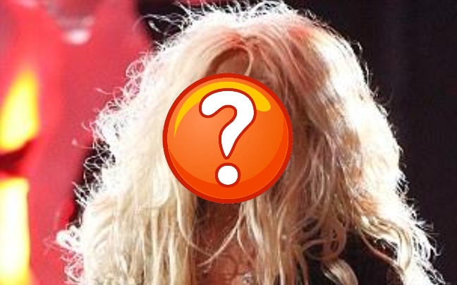 Ποια τραγουδίστρια βγήκε στη σκηνή με μαλλί-σκούπα;
