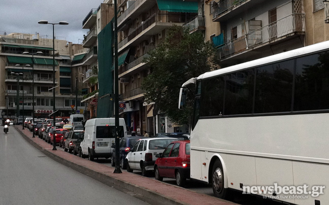 Βροχή και απεργία παραλύουν τους δρόμους