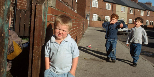 Κάτω από το όριο της φτώχειας εκατ. παιδιά στη Βρετανία