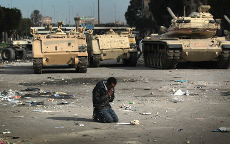 Δεκάδες νεκροί, χιλιάδες τραυματίες στην Αίγυπτο