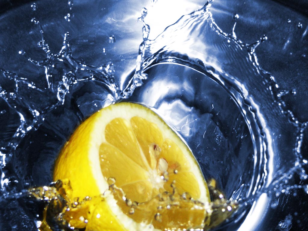 Πιείτε νερό με λεμόνι