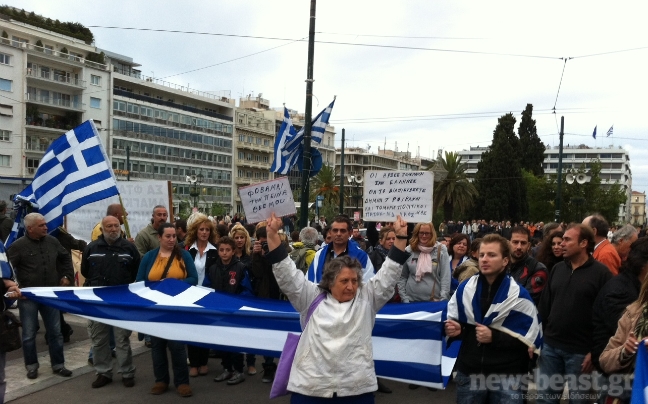 Πληθαίνει ο κόσμος στο Σύνταγμα