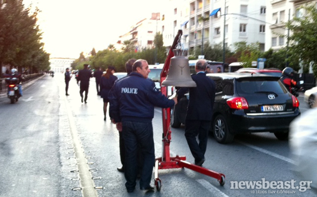 Ξεκίνησε η πορεία των ένστολων