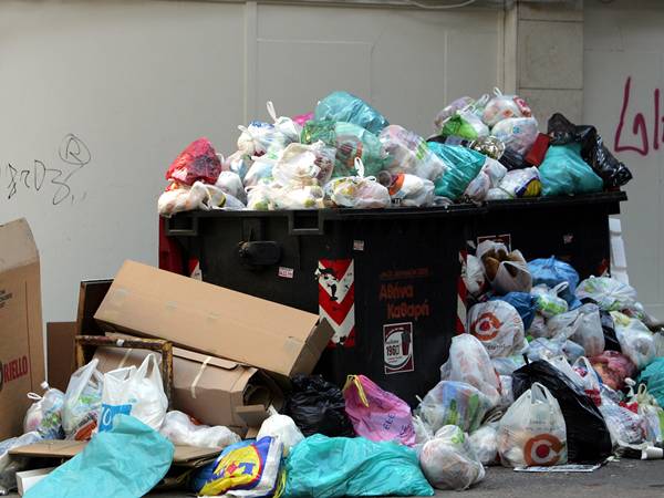 Μάζεψαν σκουπίδια από όπου θα περνούσε η πορεία