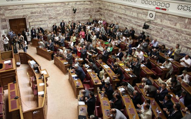Ανταρσία 50 βουλευτών του ΠΑΣΟΚ στο πολυνομοσχέδιο