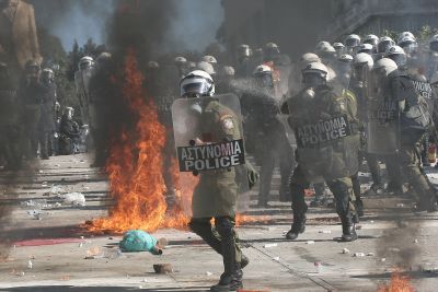 Άνδρες των ΜΑΤ επιτέθηκαν σε αστυνομικό με πολιτικά!