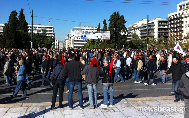 Οικοδόμοι και φοιτητές του ΠΑΜΕ στο Σύνταγμα