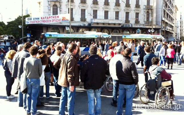 Συγκεντρώνεται στην Ομόνοια το ΠΑΜΕ