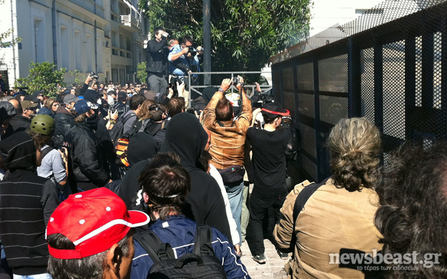 Αναζοπυρώνεται η ένταση στο φράχτη