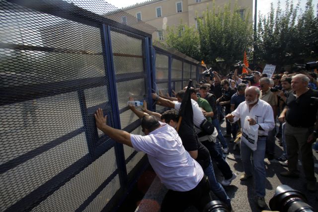 Οχυρώνουν τη Βουλή!