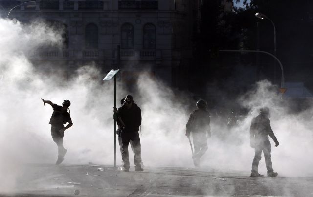 Μάχες σώμα με σώμα κουκουλοφόρων – ΜΑΤ