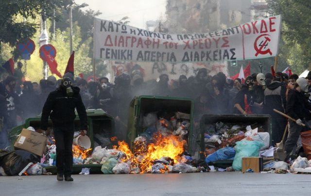 Καίνε κάδους στο Μοναστηράκι και τα Εξάρχεια
