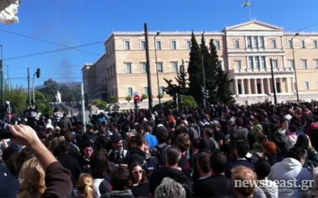 Κλεφτοπόλεμος έξω από τη Βουλή