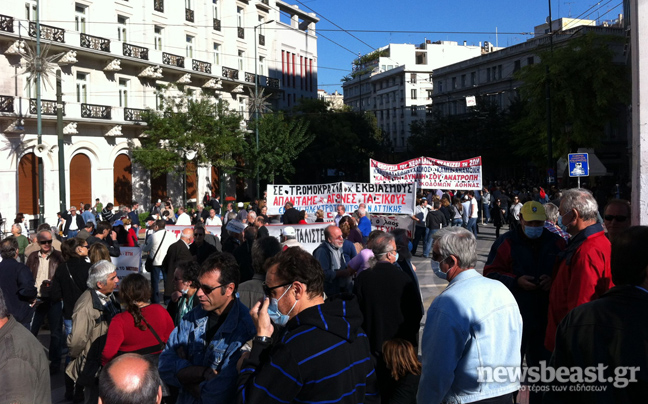 Μυρίζει μπαρούτι η ατμόσφαιρα στο Σύνταγμα