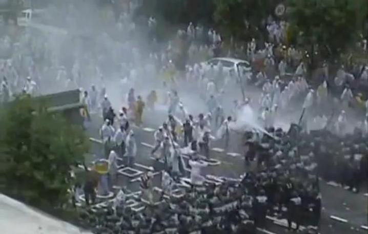 Συγκλονιστικό βίντεο από μάχες σώμα με σώμα διαδηλωτών-αστυνομικών!