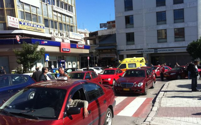 Έκλεισαν την πλατεία με τα ταξί