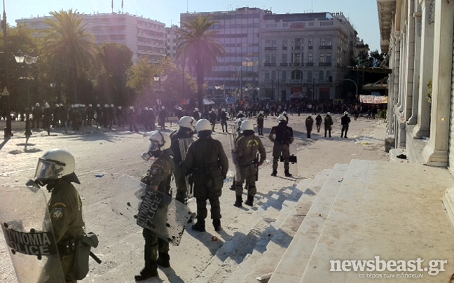 Πετροπόλεμος στο Σύνταγμα