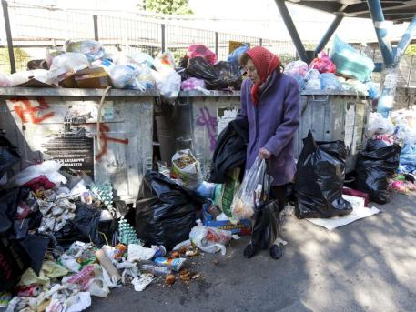 Ξαδέλφη του Αριστοτέλη Ωνάση ψάχνει στα σκουπίδια για να ζήσει!