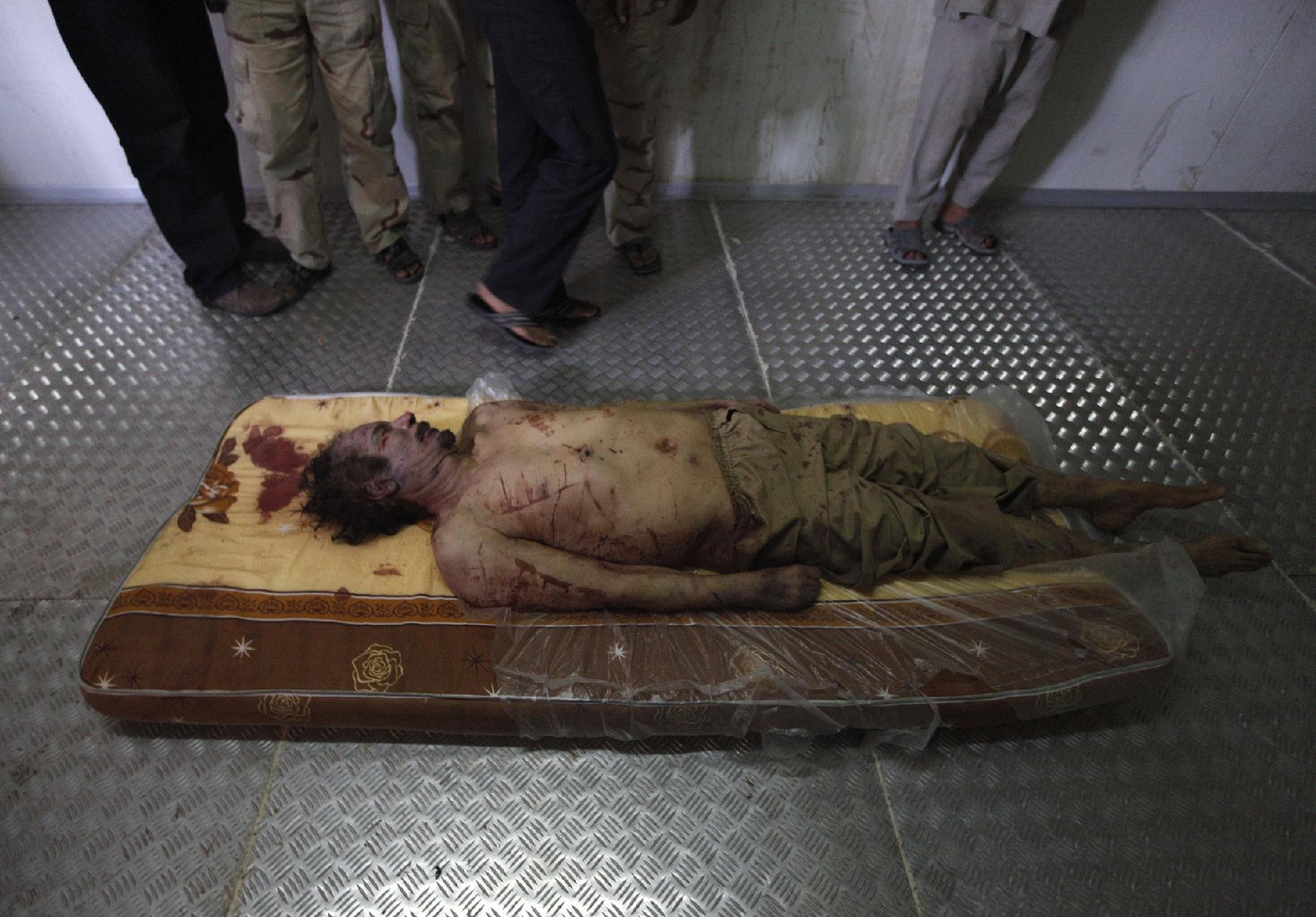 Σε τραύμα από σφαίρα οφείλεται ο θάνατος του Καντάφι
