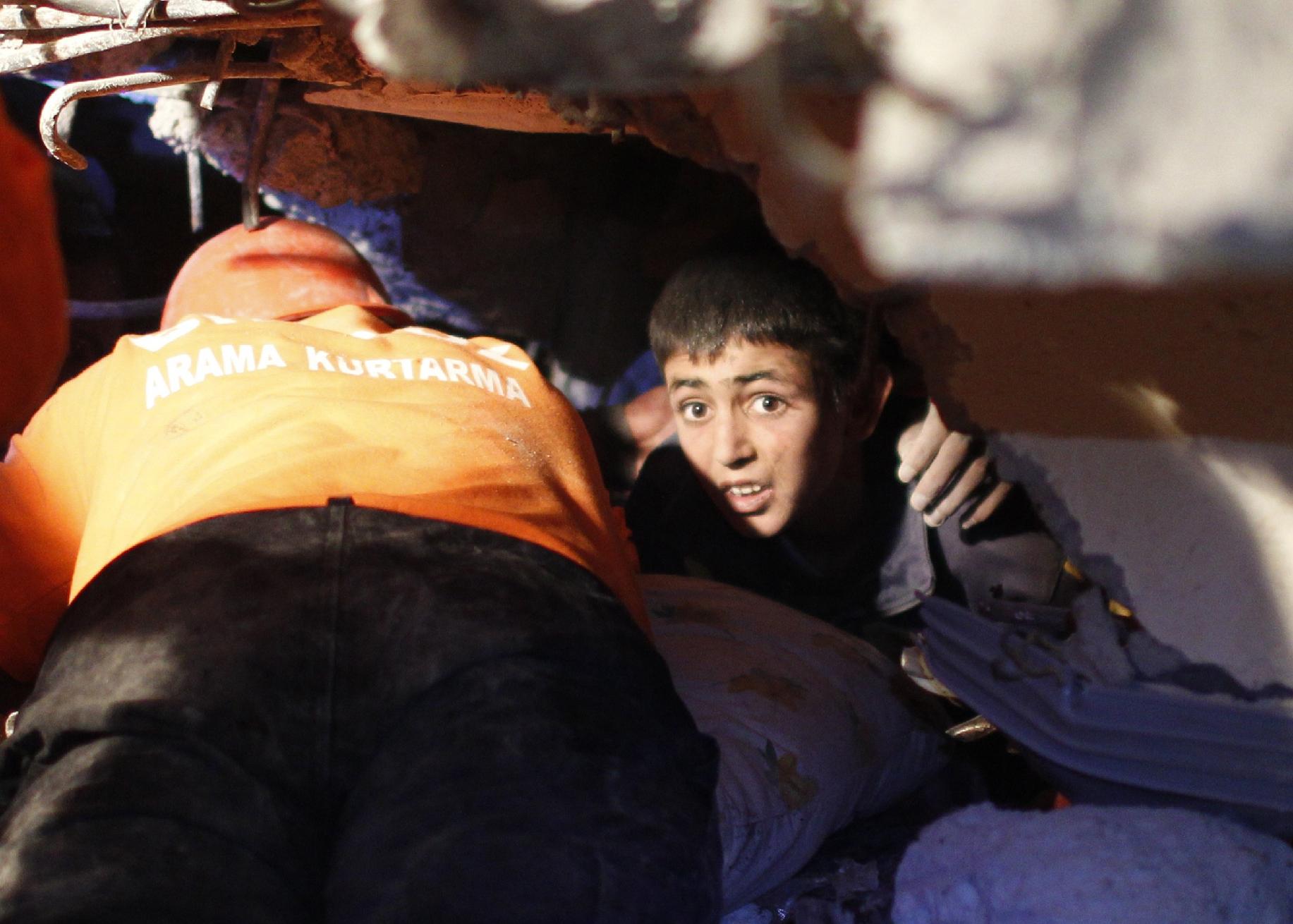 Ένας 10χρονος βρέθηκε ζωντανός 54 ώρες μετά το σεισμό
