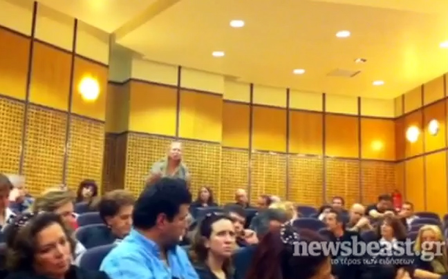 Επιμένει στην παραίτηση ο πρόεδρος του Ερυθρού Σταυρού