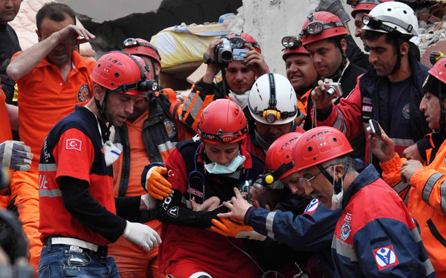 Βρέφος δύο εβδομάδων ανασύρθηκε ζωντανό από τα ερείπια!