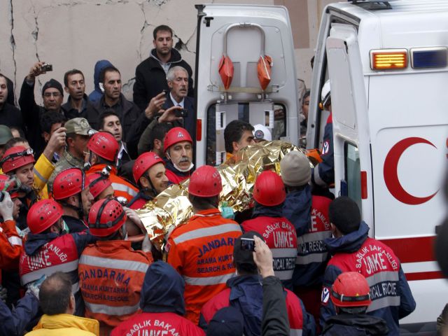 Ζωντανή ανασύρθηκε και η γιαγιά του μωρού