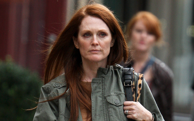 Η Julianne Moore με πατίνι στη Νέα Υόρκη