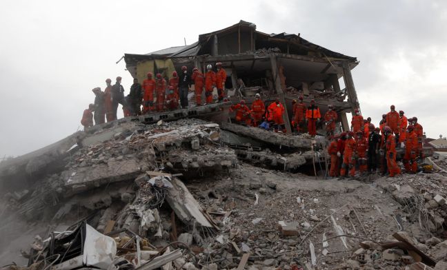 Στους 550 οι νεκροί από το σεισμό στην Τουρκία