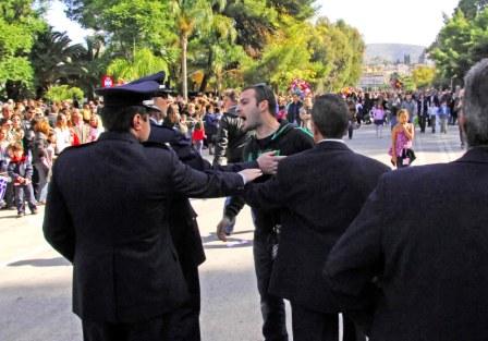 Εισέβαλαν στην παρέλαση στο Ναύπλιο αγανακτισμένοι πολίτες