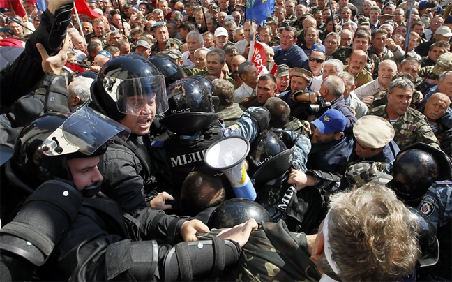 Διαδηλωτές «μπούκαραν» στην ουκρανική βουλή