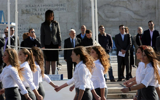 Συζήτηση μετά τη «μούντζα» στις παρελάσεις