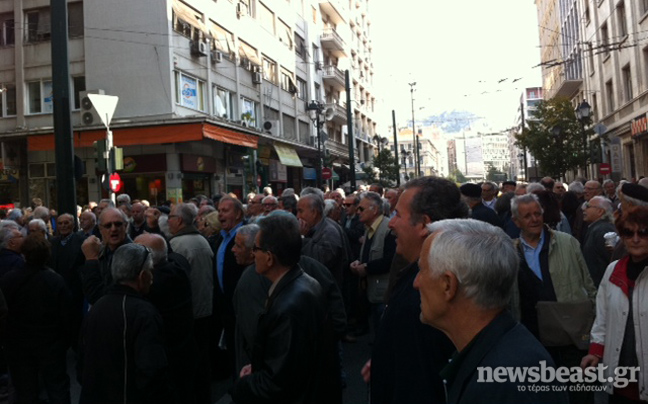 Διαμαρτυρία συνταξιούχων στα γραφεία του ΙΚΑ