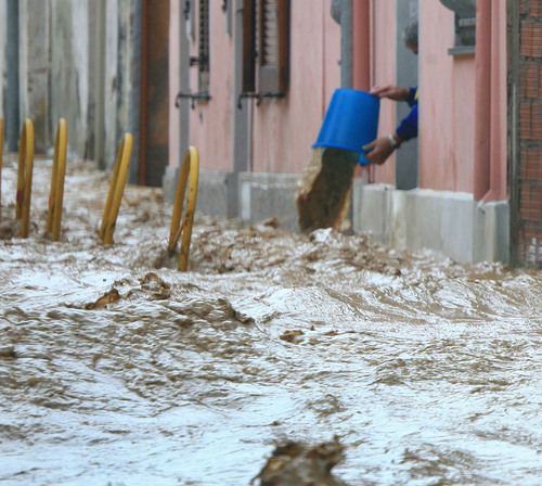 Δύο νεκροί και δύο αγνοούμενοι από τις σαρωτικές πλημμύρες στην Ιταλία