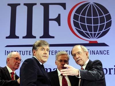 IIF: Σημαντικοί οι κίνδυνοι για την ελληνική οικονομία