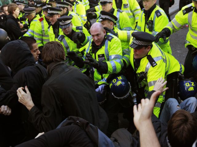Είκοσι συλλήψεις για τα επεισόδια στο Λονδίνο