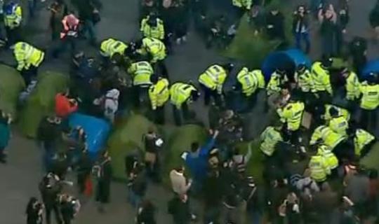 Η αστυνομία διέλυσε τις σκηνές των Άγγλων «Αγανακτισμένων»