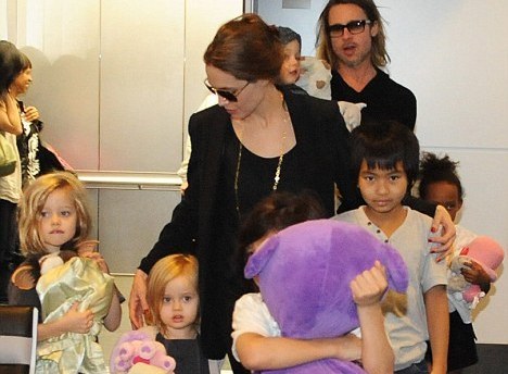 Από πτήση σε πτήση τα πιτσιρίκια των Jolie-Pitt